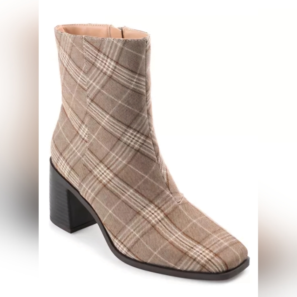 Journee Collection Womens Sloann Tru Comfort Foam Inside Zip Stacked Heel Booti.